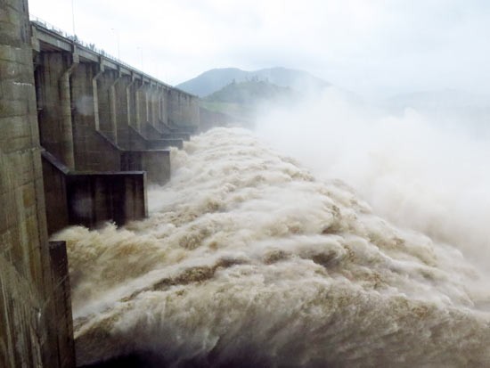 Ba Ha hydropower plant releases floodwaters in Phu Yen province on November 3 (Photo: SGGP) Ba Ha hydropower plant releases floodwaters in Phu Yen province on November 3 (Photo: SGGP)